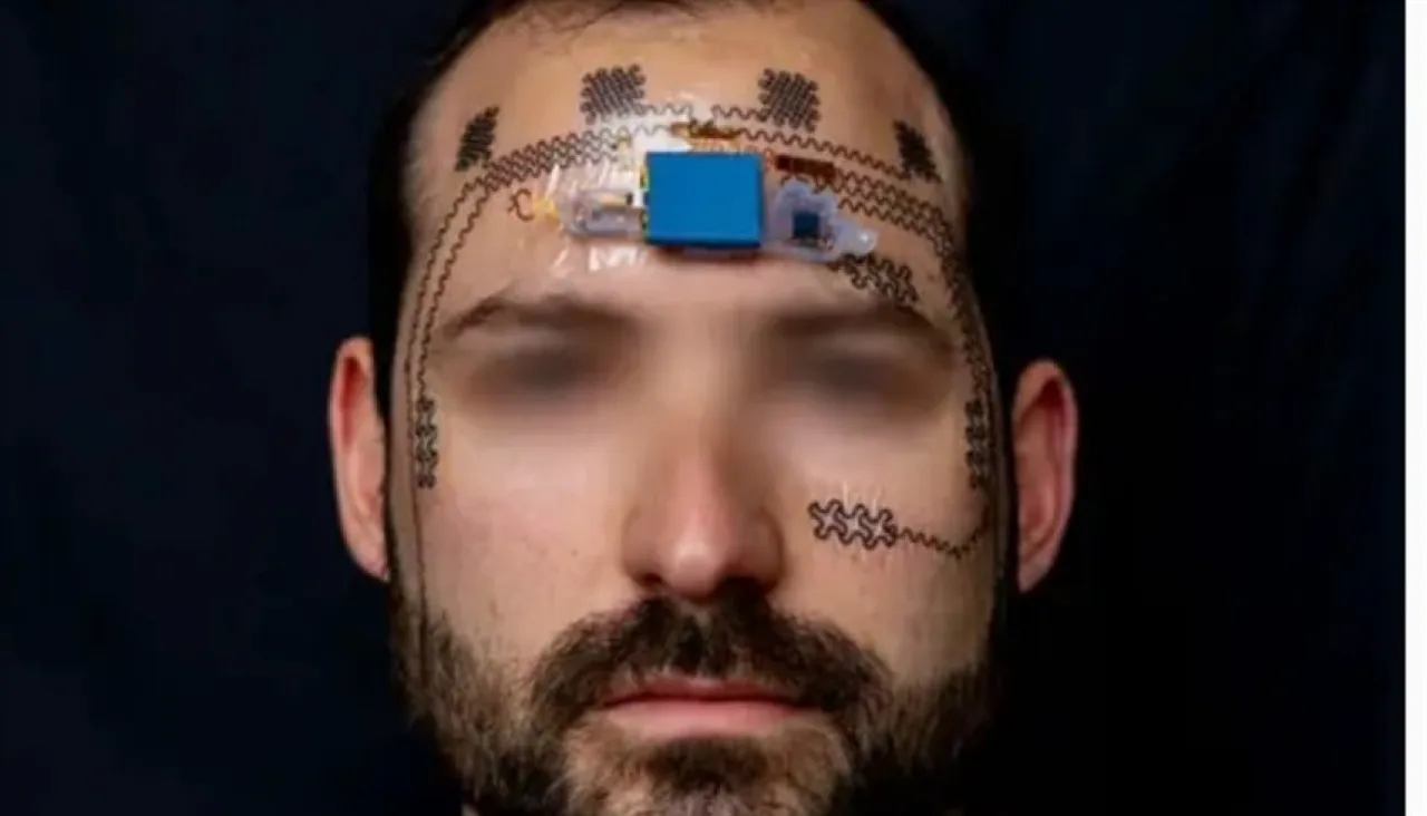 وشم ذكي على الجبين يقرأ موجات الدماغ ويتنبأ بالإرهاق قبل حدوثه