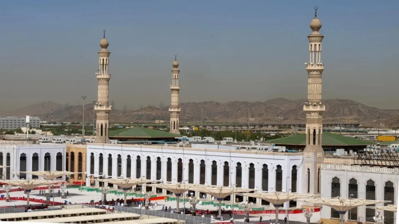 مسجد نمرة يستعيد مشهد الوداع ويحتضن جموع الحجيج في عرفات