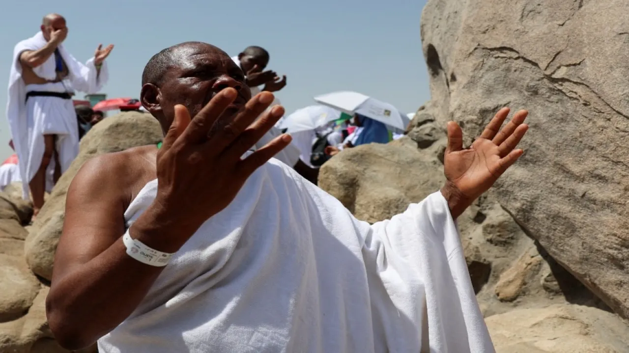 قرابة 15 مليون حاج يتوافدون إلى صعيد عرفات لأداء الركن الأعظم