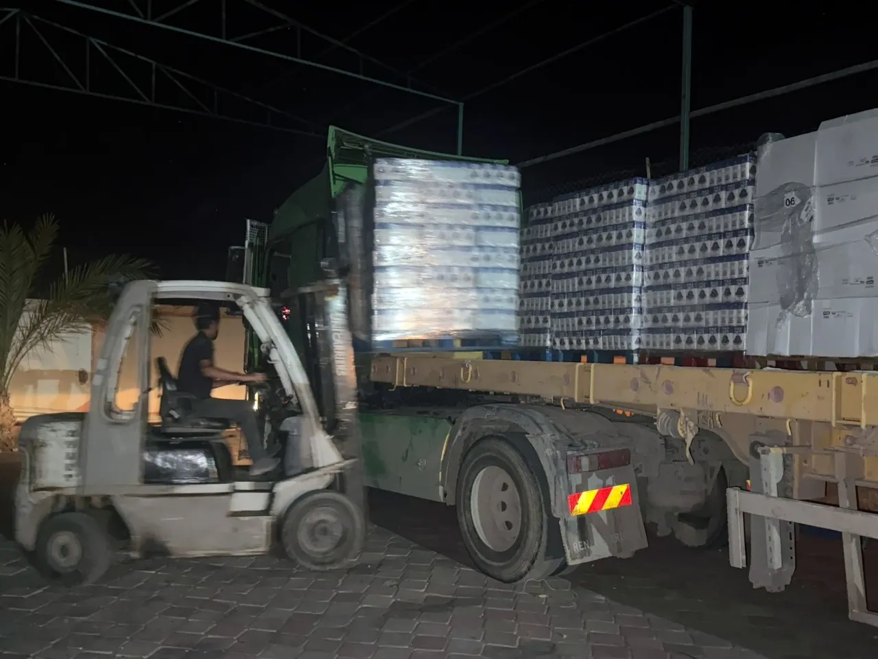 دخول قافلة مساعدات إماراتية إلى قطاع غزة محملة بـ 1039 طنا