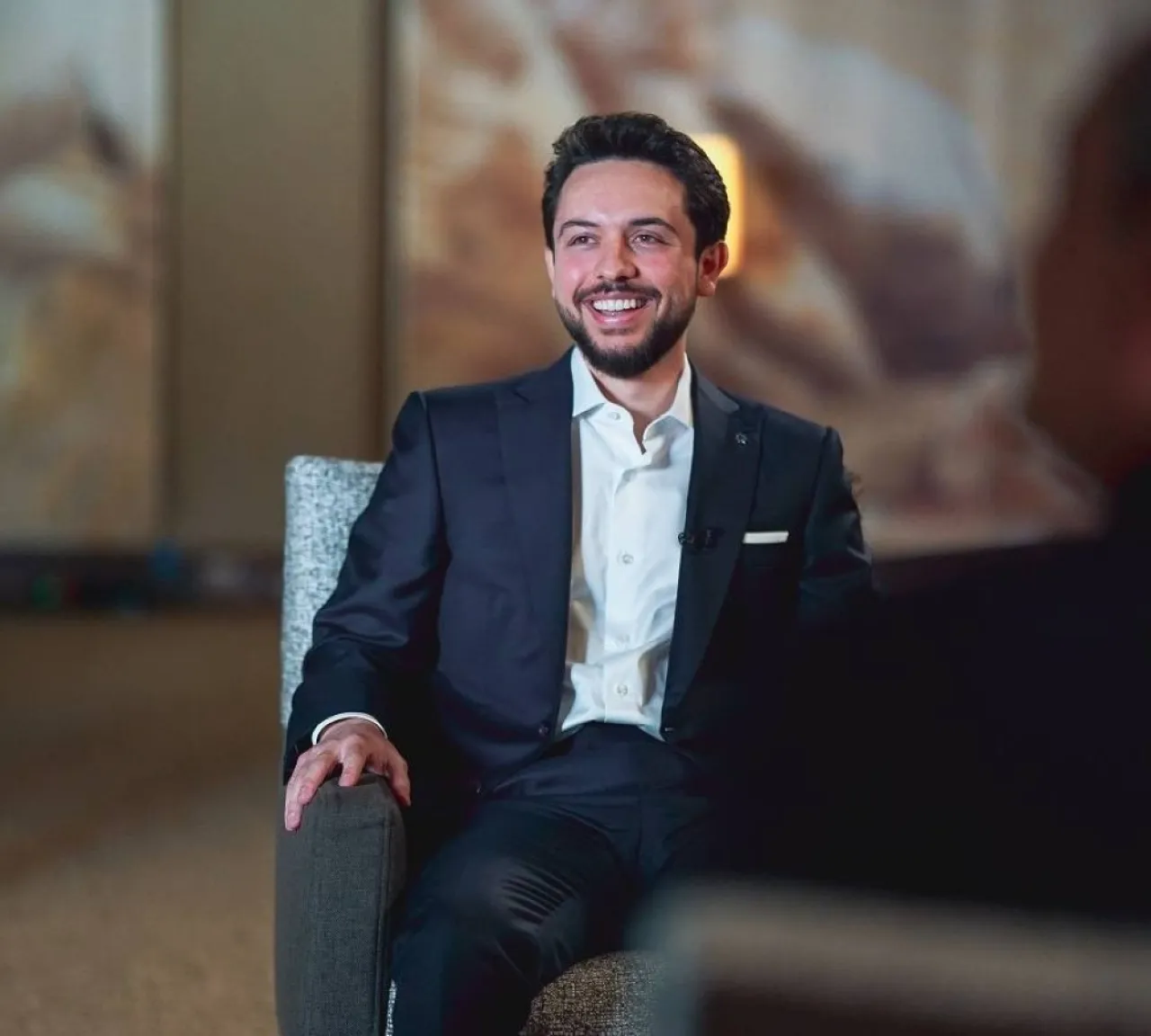 ولي العهد  يغادر إلى مسقط لمتابعة مباراة النشامى   فيديو