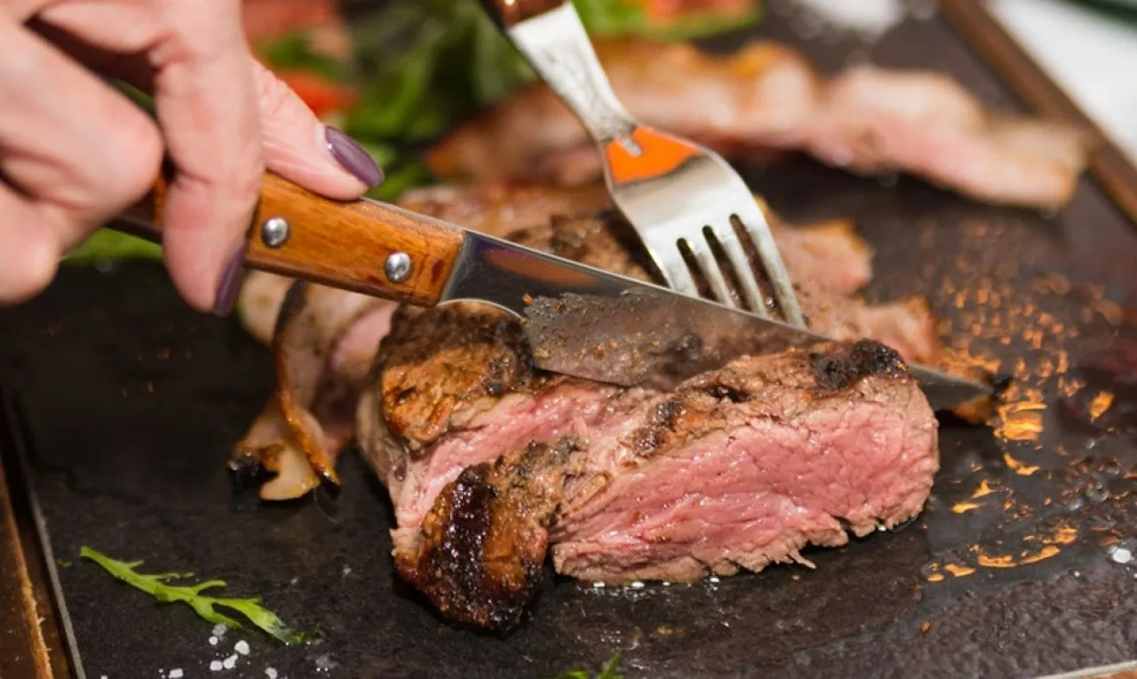 تحذيرات طبية من الإفراط بأكل اللحوم خلال فترة العيد