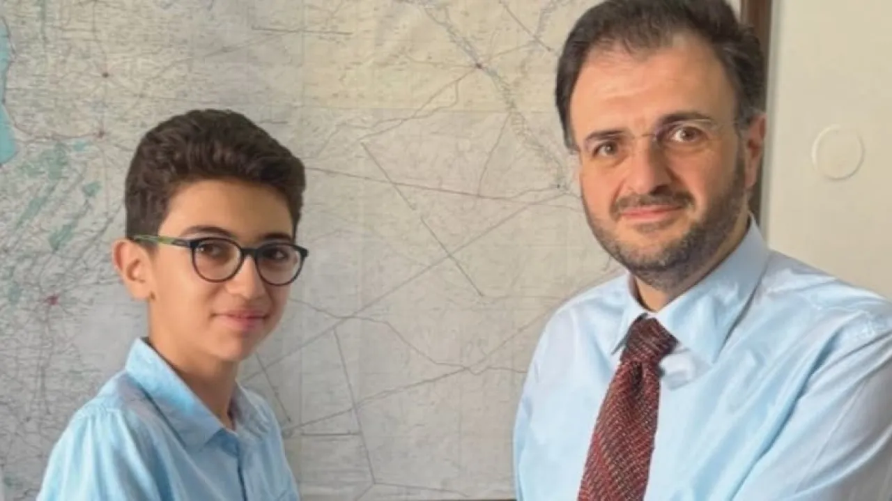 وزير يشغل السوريين نصّب طفلاً كمتحدث باسم وزارته