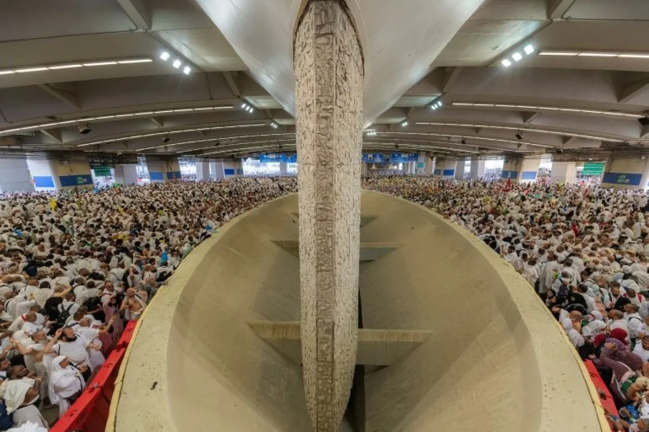 الحجاج يواصلون رمي الجمرات بأول أيام التشريق