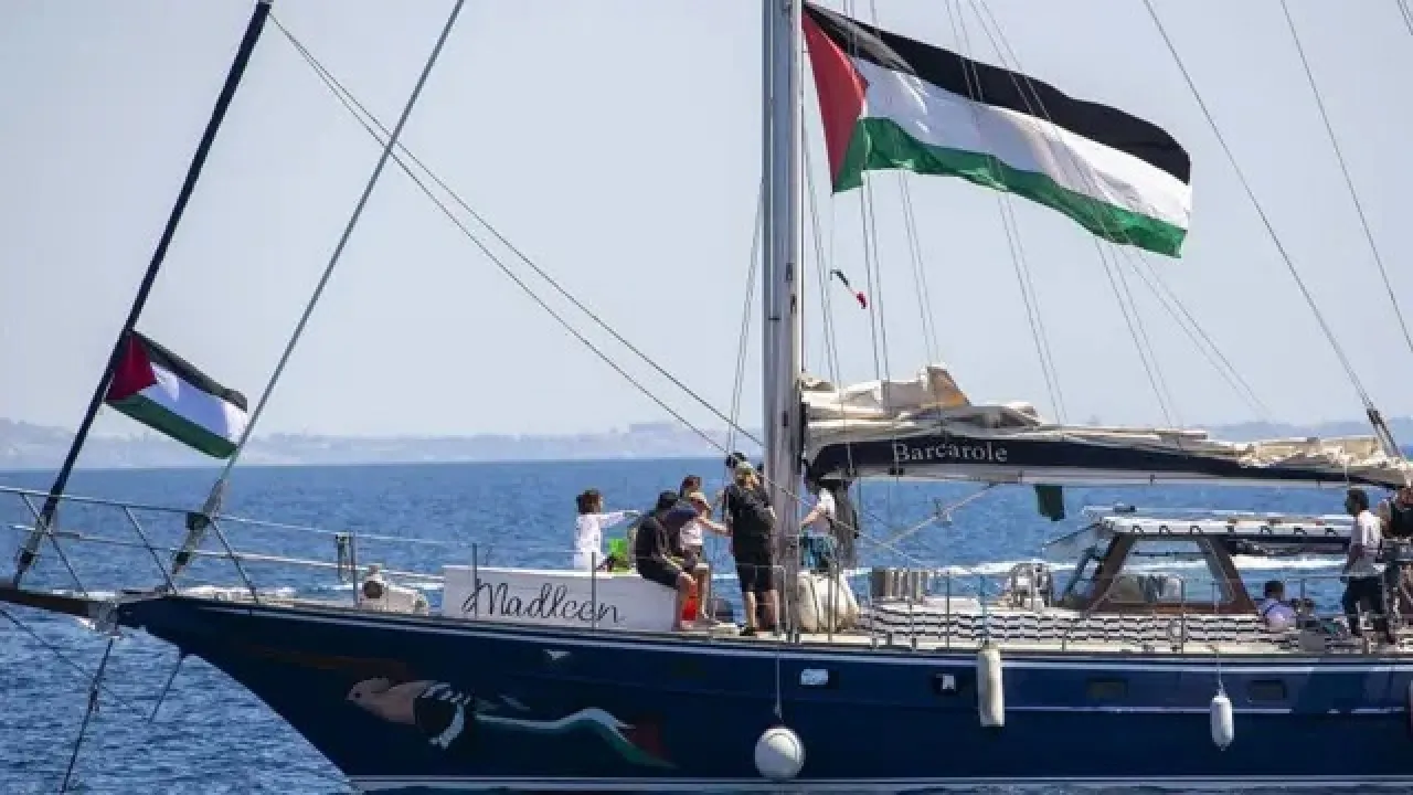 فرانشيسكا ألبانيزي 5 زوارق إسرائيلية تحيط بالسفينة مادلين