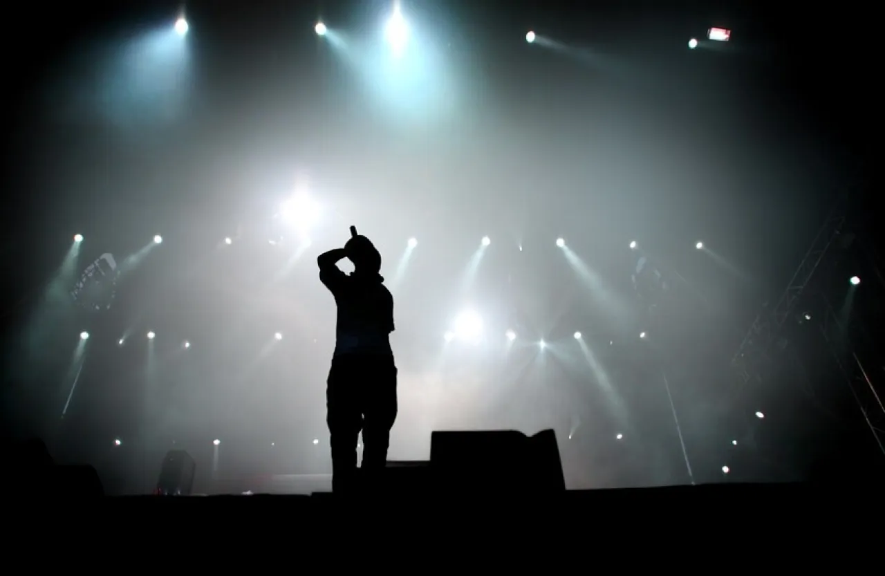 فنان عالمي شهير يقوم بتغيير اسمه للمرة الثانية