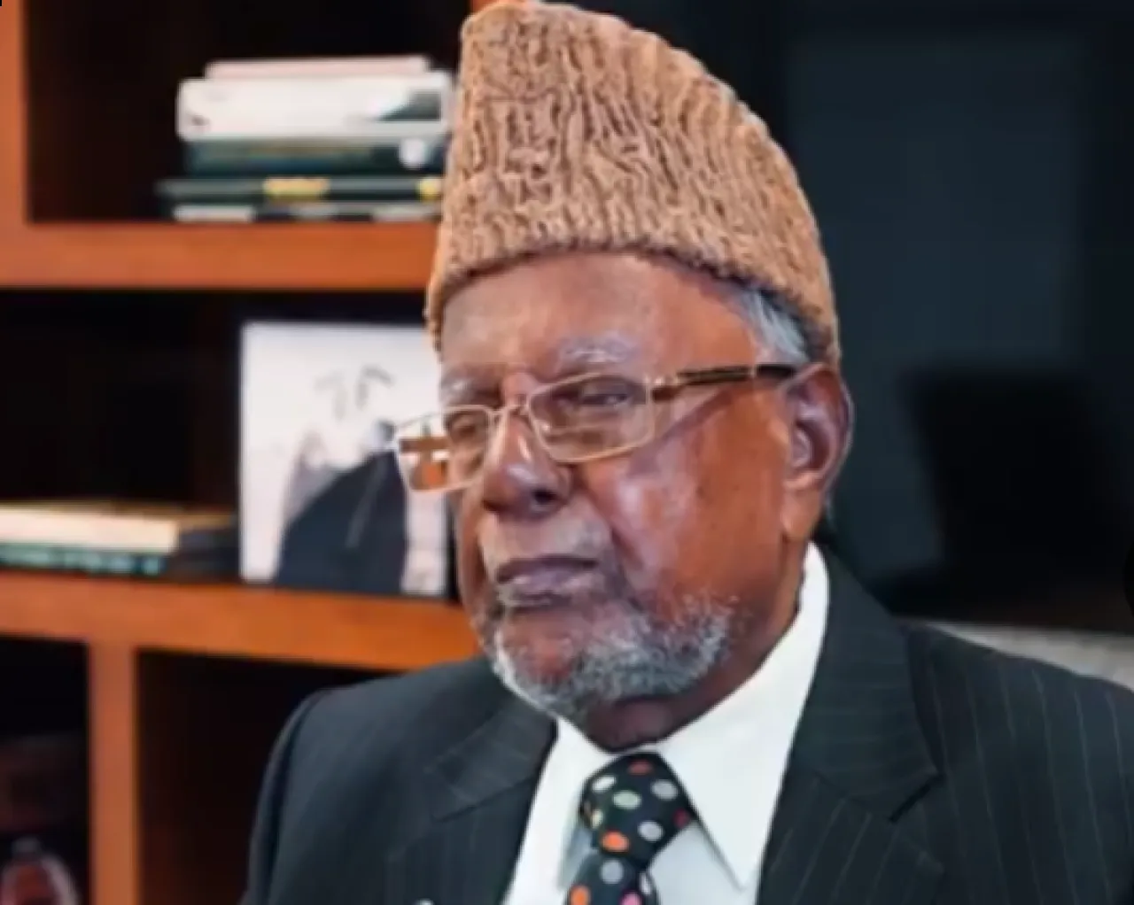 مطارات دبي تكرّم أحد أوائل القادمين إلى الإمارة في لفتة إنسانية