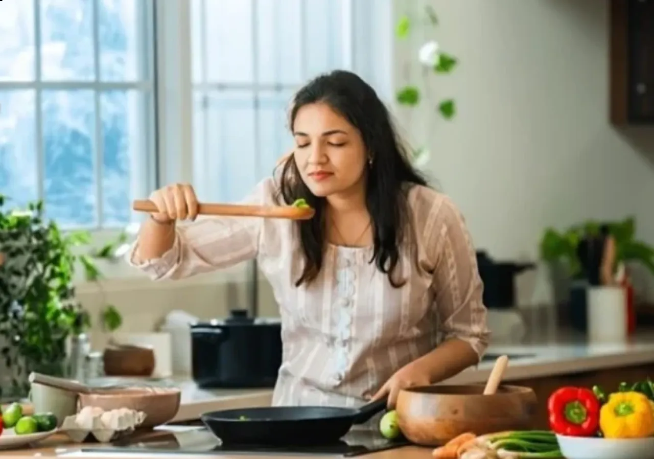 عادة شائعة في المطبخ تفسد بشرتك دون أن تدري