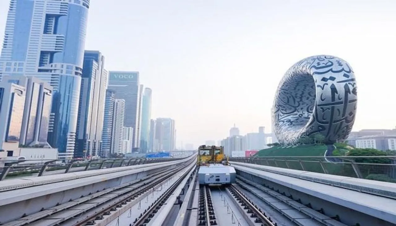 صيانة السكك بدقة رقمية مترو دبي يدخل عصر الأتمتة
