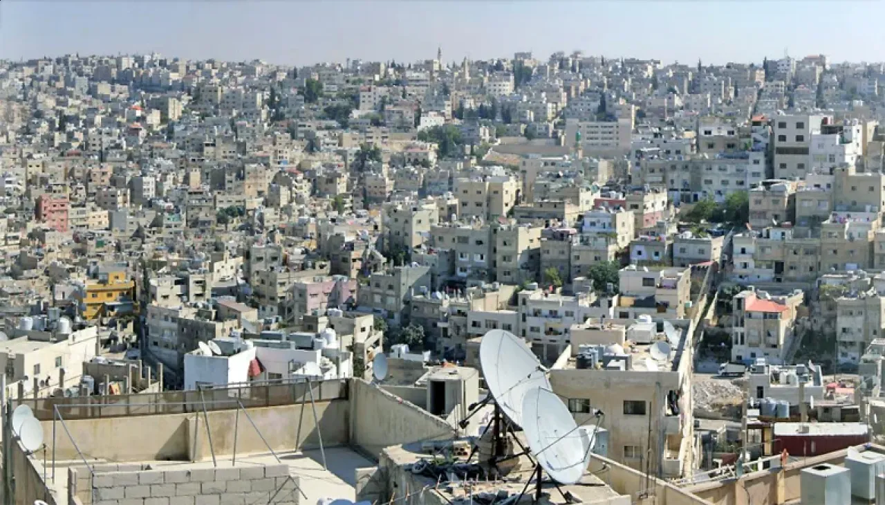 الأردن  مراهقة يتيمة تُلقي بنفسها من مرتفع في عمّان