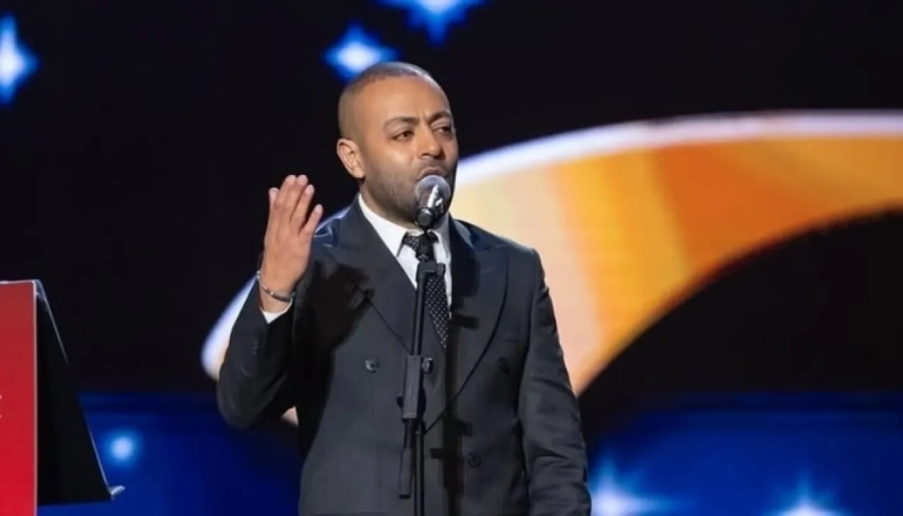 سبب ظهور تامر عاشور بعكاز في حفله بالكويت