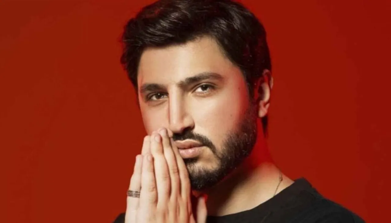 محمد فضل شاكر يؤجل جولته الغنائية في أوروبا بسبب الحرب