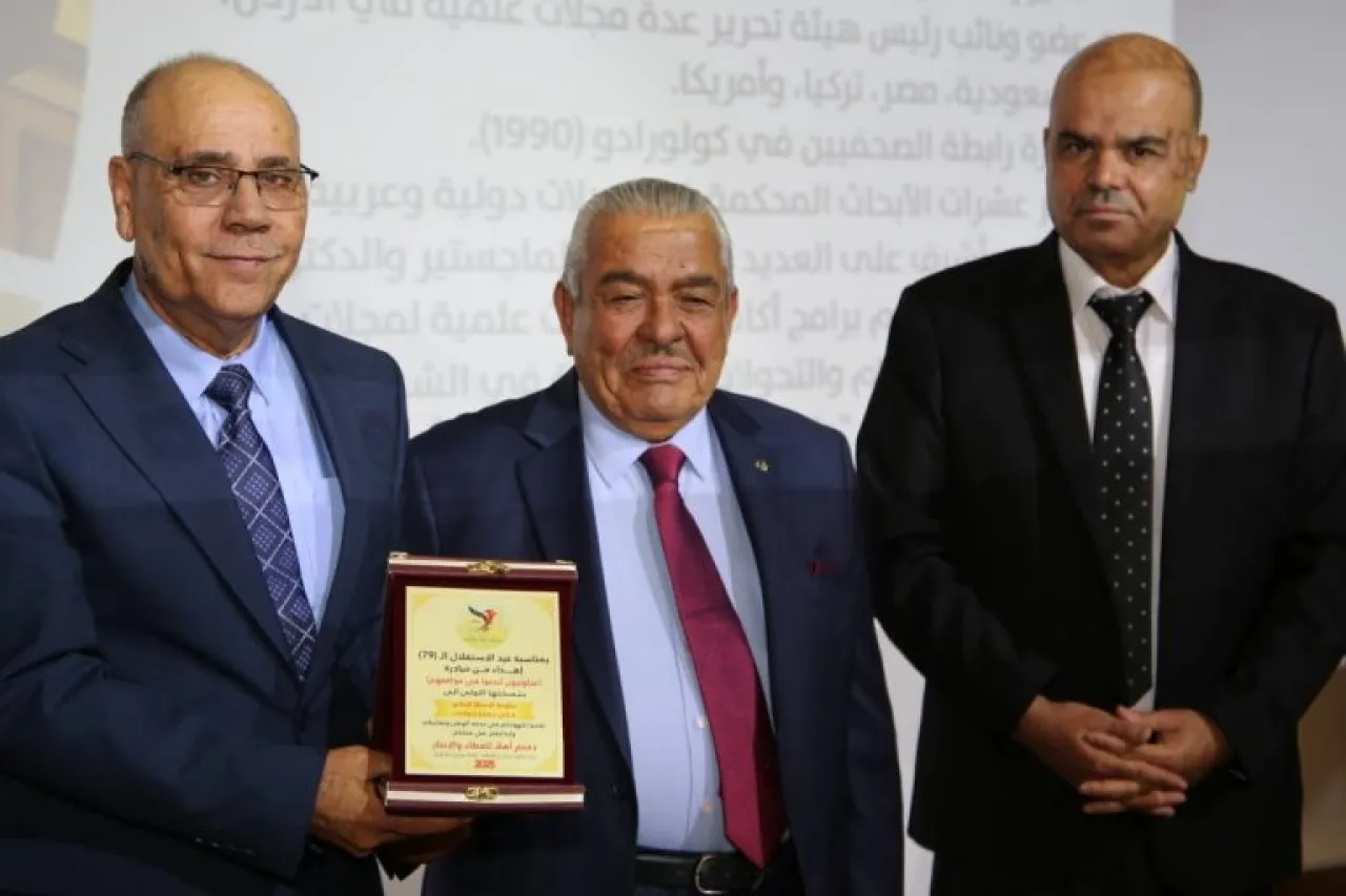 مبادرة عجلونيون أبدعوا تكرم عميد الإعلام بجامعة البترا الدكتور علي نجادات