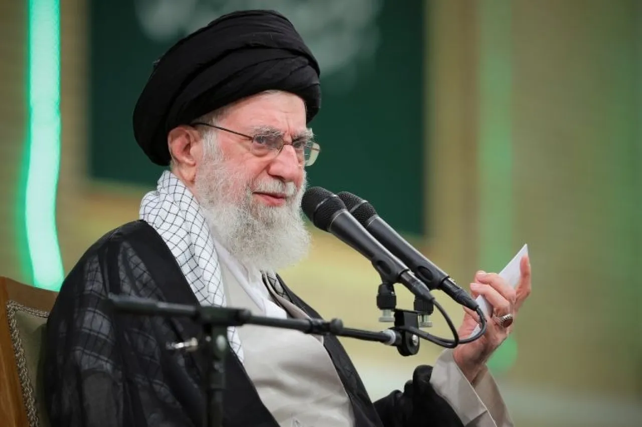 صحيفة عبرية  نعرف اين خامنئي ولكن نعطيه فرصة أخيرة