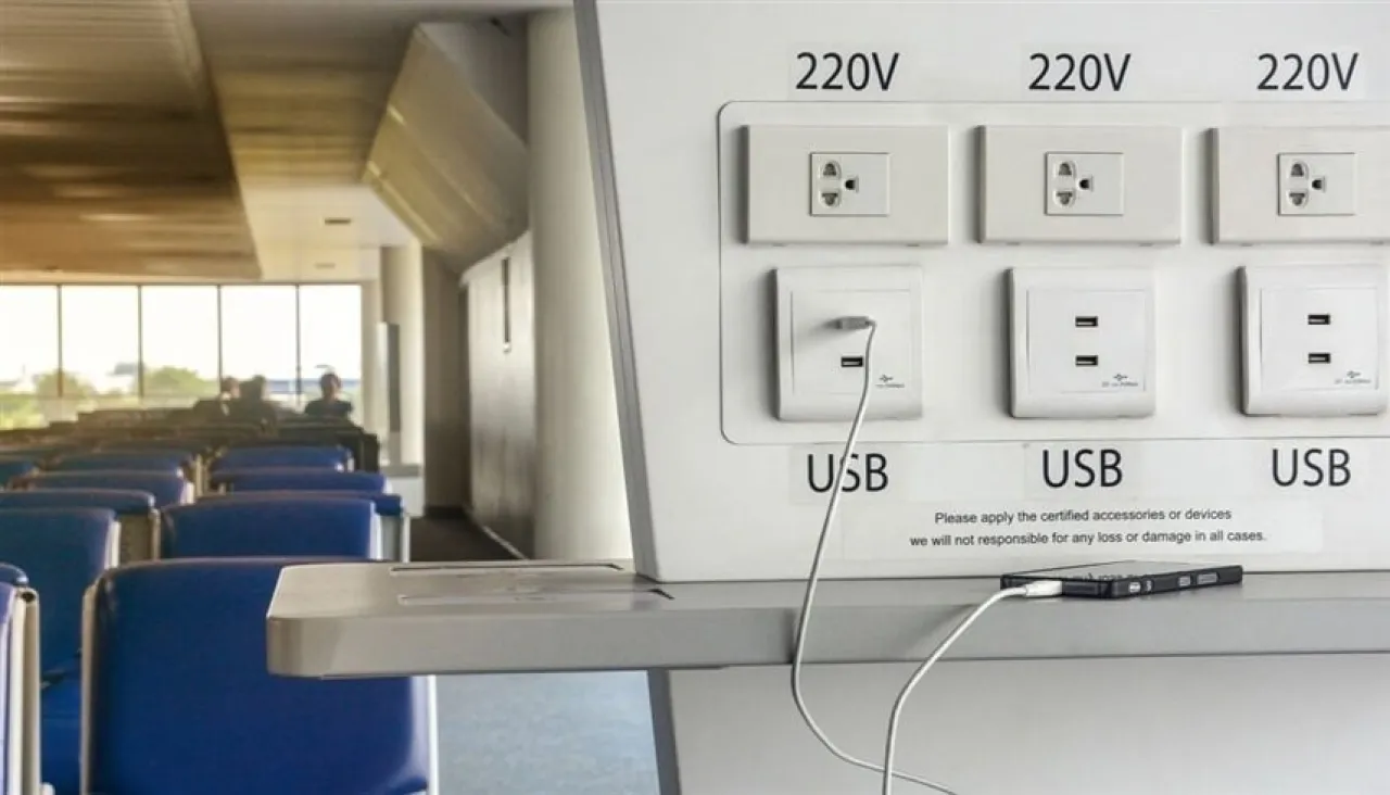 تحذير للمسافرين منافذ USB في المطارات قد تسرق بياناتك