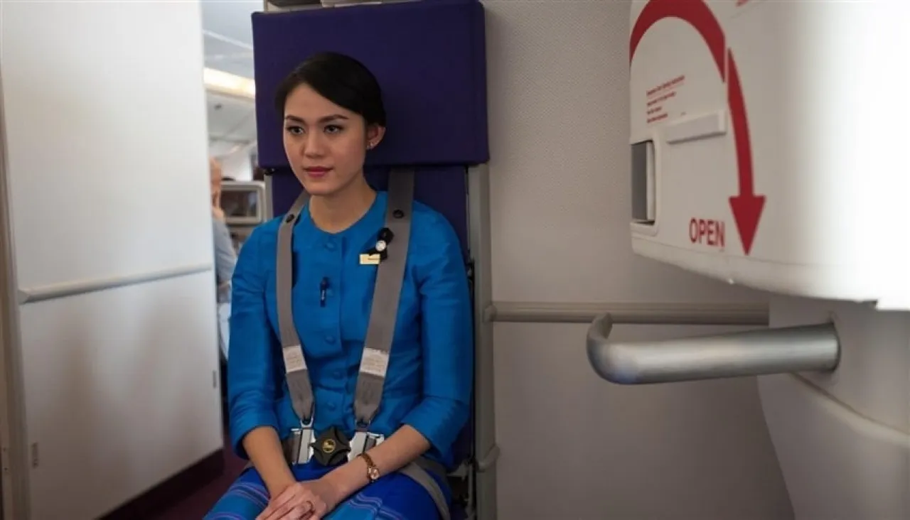 لماذا يرتدي طاقم الطائرة أحزمة أمان مختلفة عن الركاب