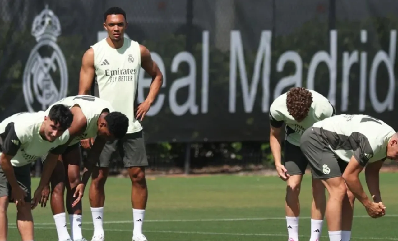 تشابي ألونسو يجهز مفاجأته ألكسندرأرنولد أساسياً أمام الهلال