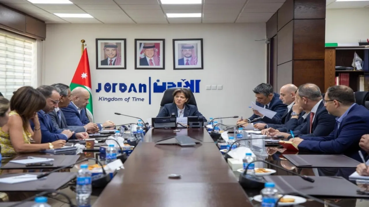 وزيرة السياحة  نتابع تأمين عودة الأردنيين العالقين في المطارات