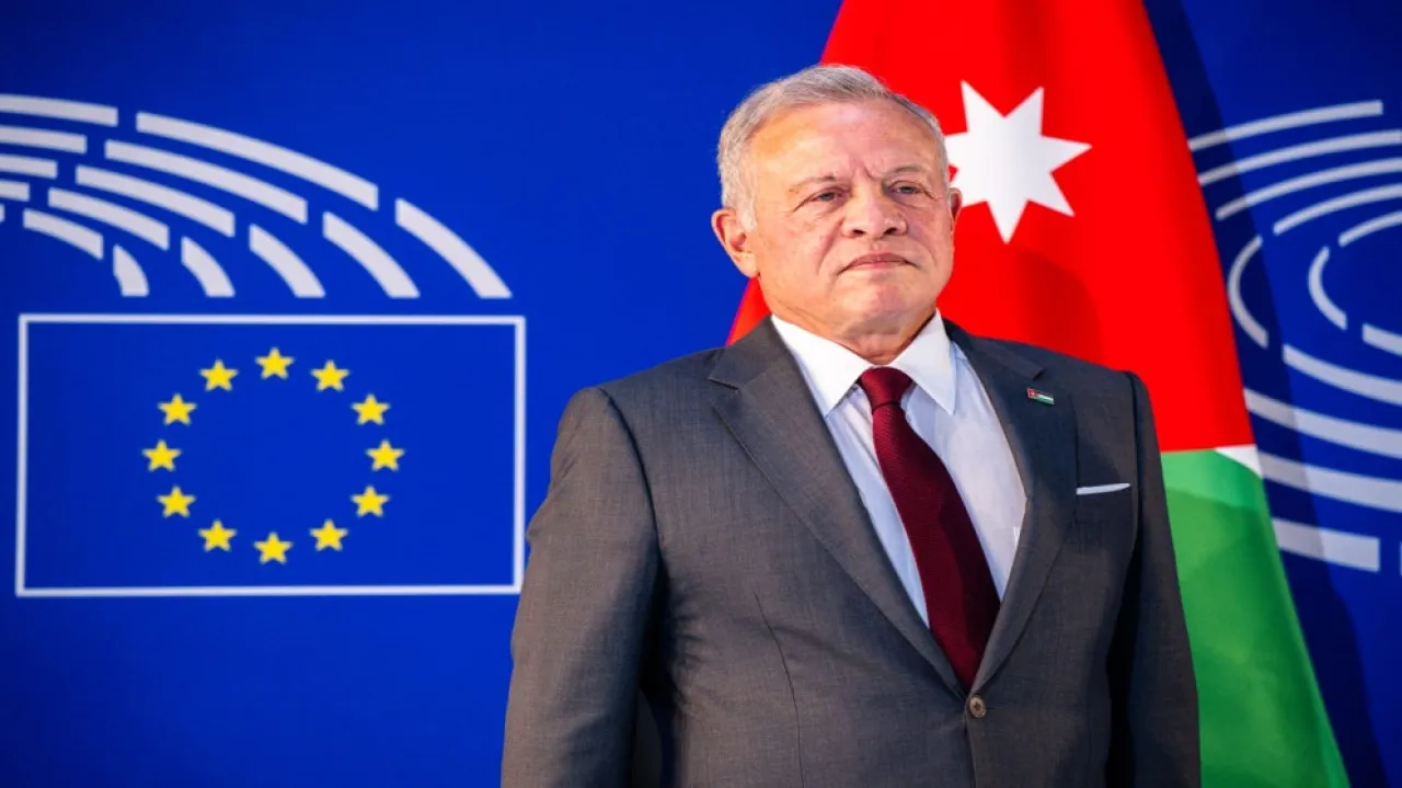 الملك الهجمات الإسرائيلية على إيران تهدد بتصعيد خطير بالشرق الأوسط