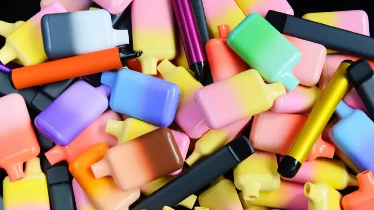 لماذا يستخدم الكثير من الأطفال السجائر الإلكترونية وما مدى خطورتها