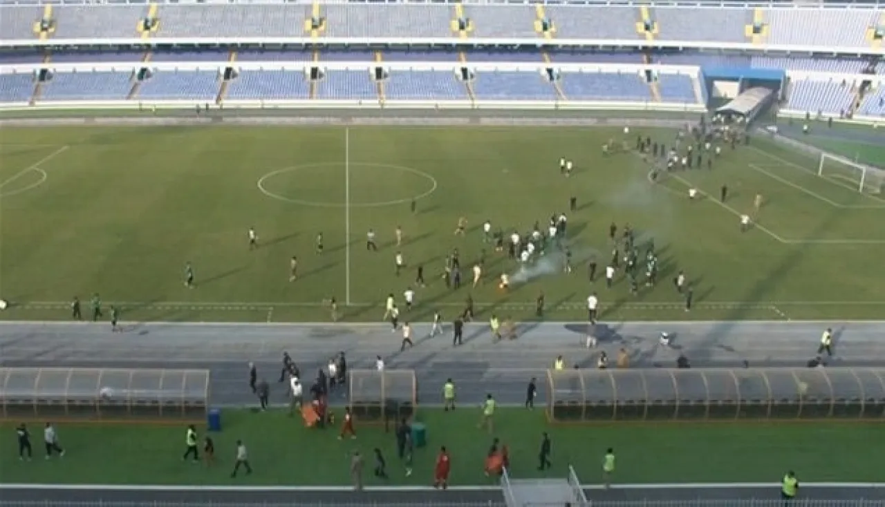 فوضى في الدوري الليبي إصابة حكم برتغالي بعد اقتحام الجماهير للملعب