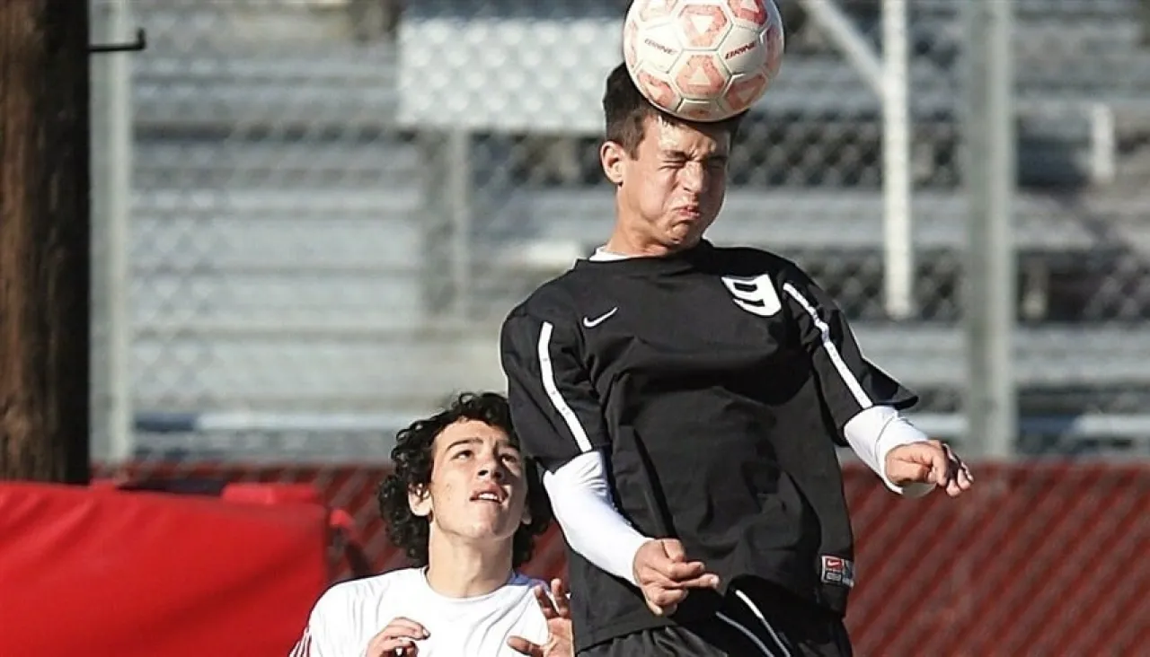 الرنين المغناطيسي يكشف ضرب الكرة بالرأس يغير بنية الدماغ