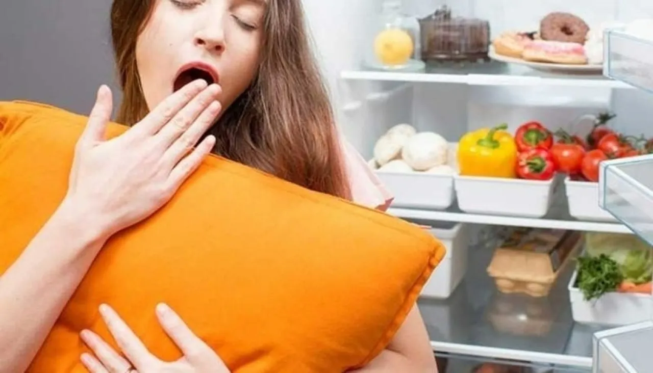 8 أطعمة يوصي بها الخبراء قبل النوم لتحسين جوته ومحاربة الأرق