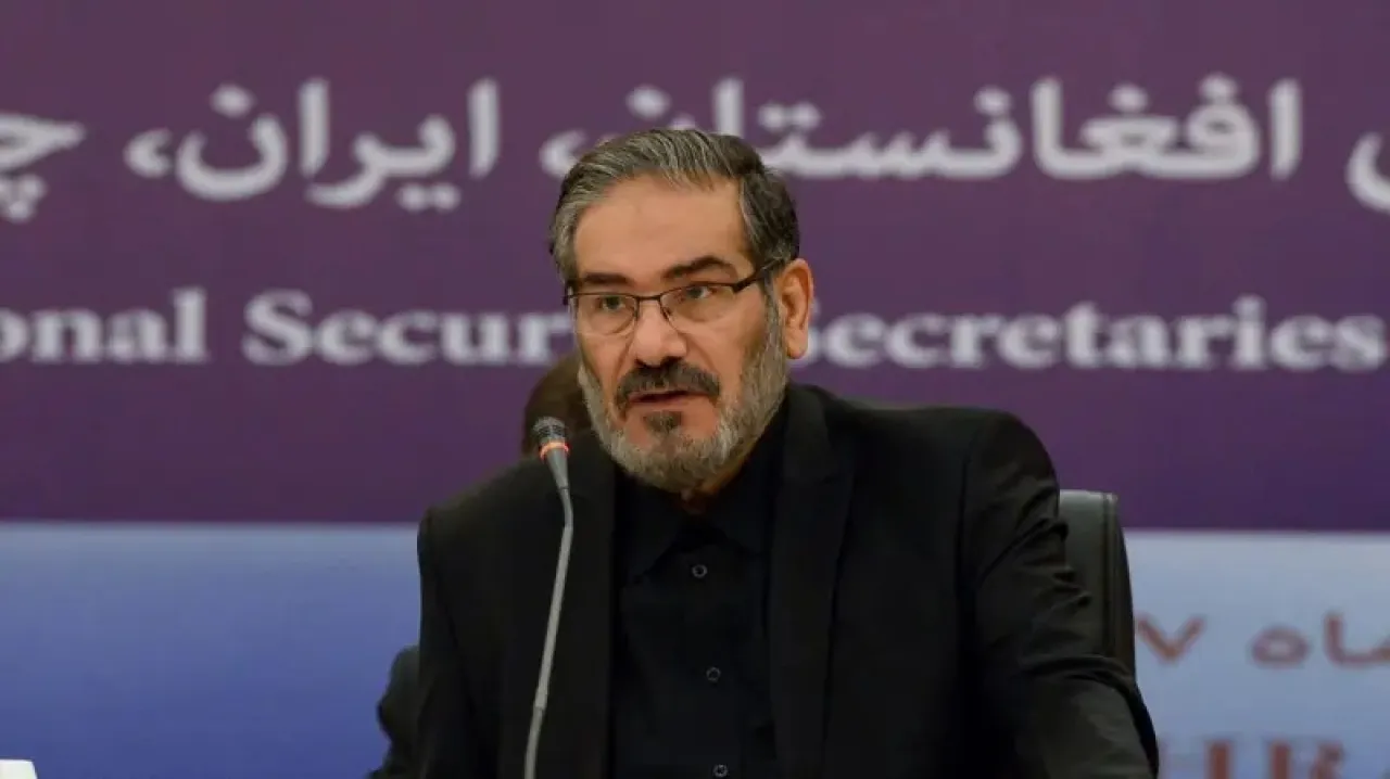 علي شمخاني من هو مستشار خامنئي الذي أُعلِن مقتله ثم أرسل للمرشد الأعلى أنا على قيد الحياة 