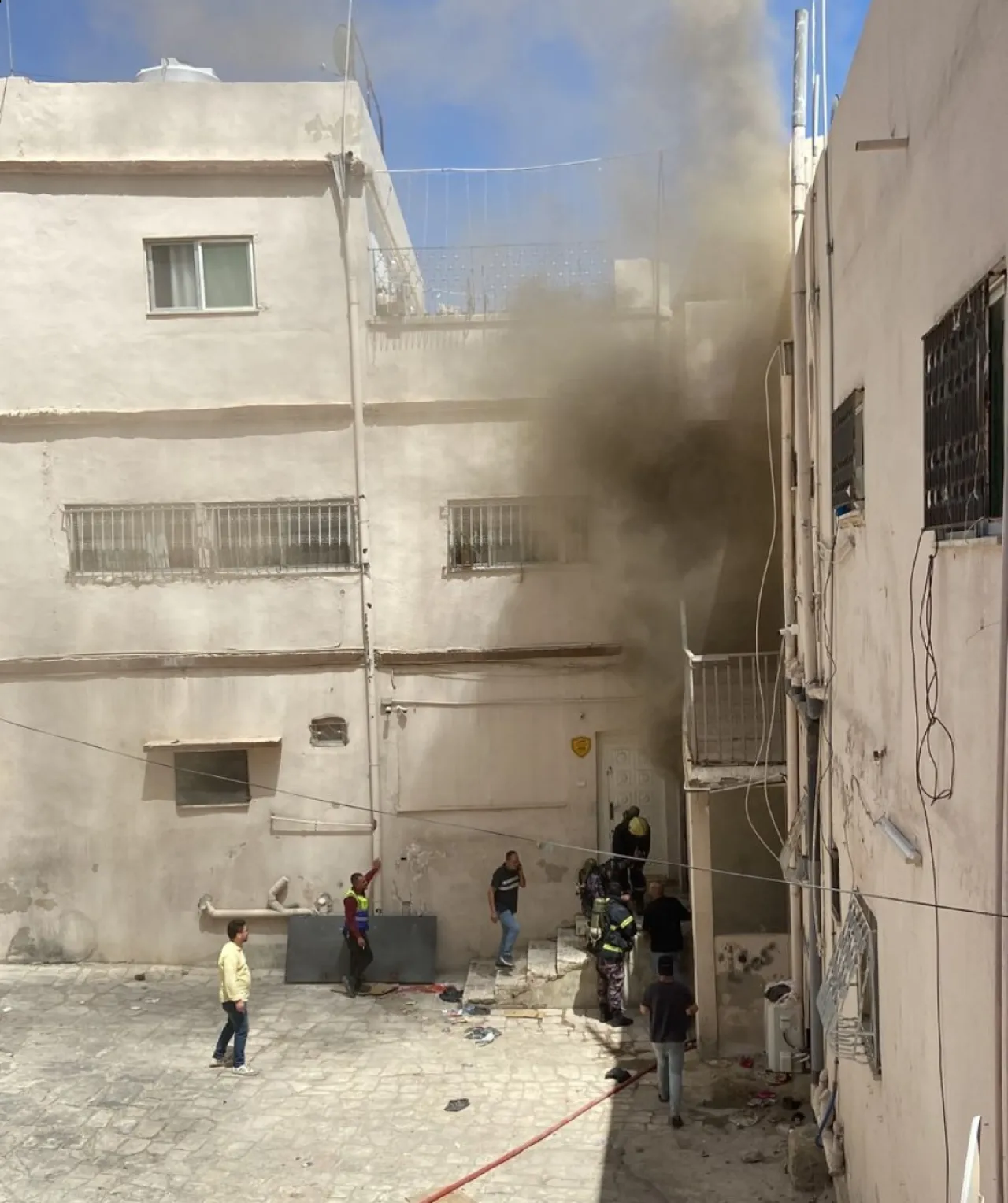 حريق في محل أدوات كهربائية بالرُصيفة  فيديو