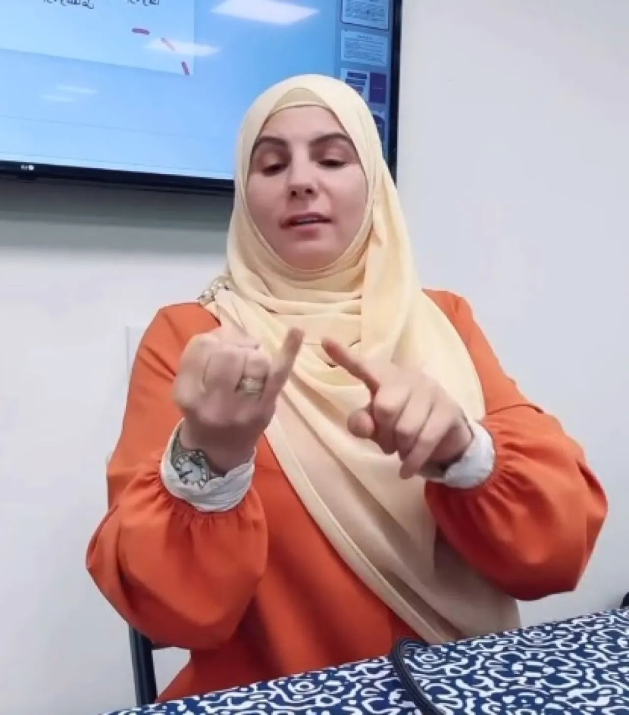 لماذا شهادة المرأة بنصف شهادة الرجل   فيديو