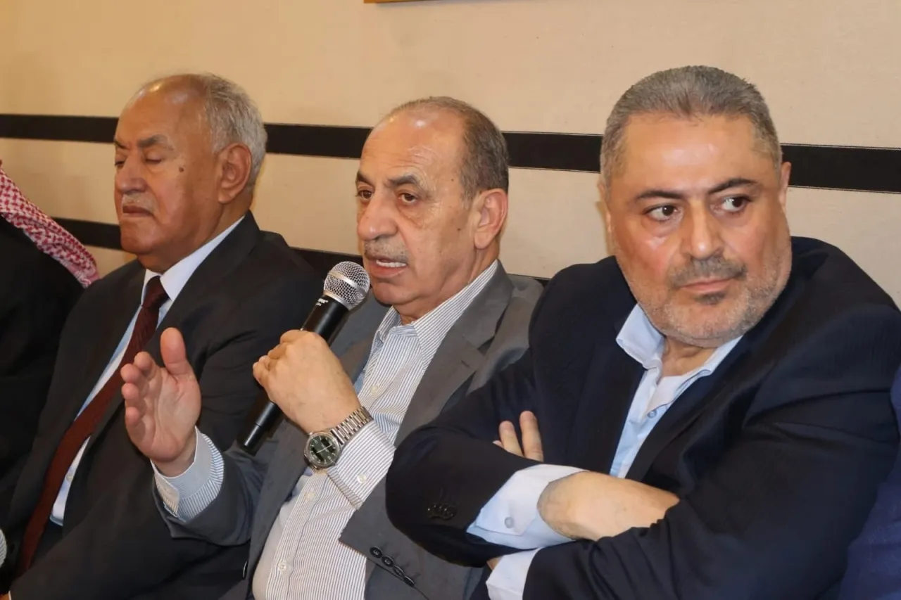 وزير الإدارة المحلية يفتتح بيت الزرقاء