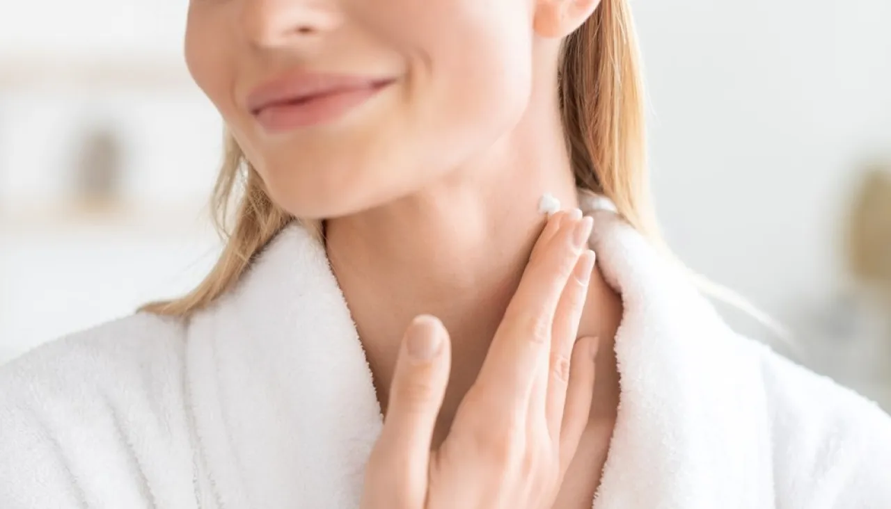 كيف تُعيدين شباب رقبتكِ بعد سن الخمسين