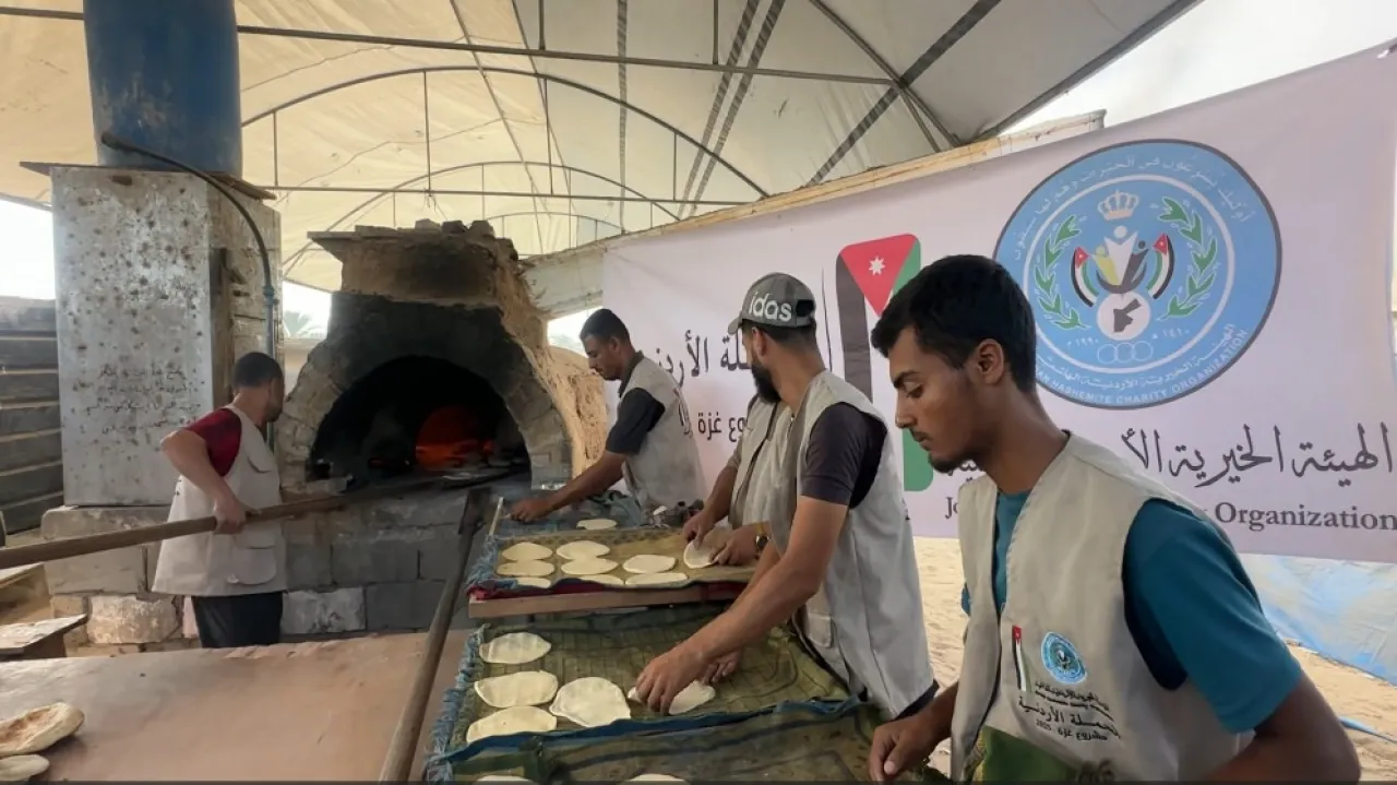 الحملة الأردنية تواصل توزيع الخبز في خان يونس