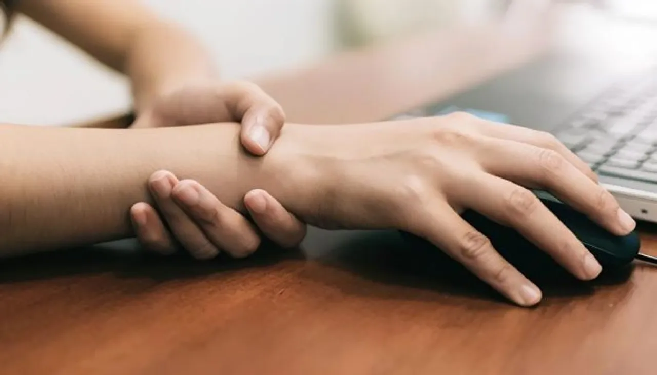 ارتعاش اليد المفاجئ ماذا يعني ومتى يصبح خطرًا