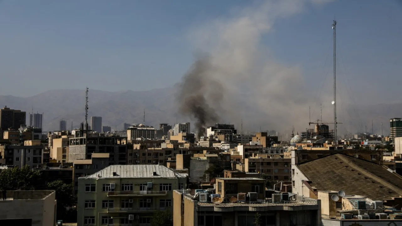 3 قتلى بعد إصابة سيارة إسعاف في قصف إسرائيلي على إيران