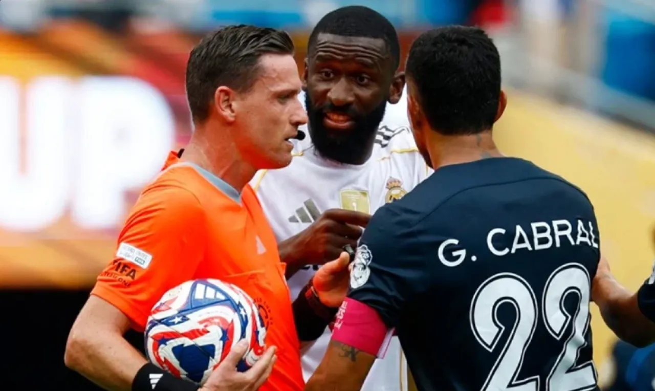 بعد وصفه بالجبان والقذر روديغر في مرمى العنصرية