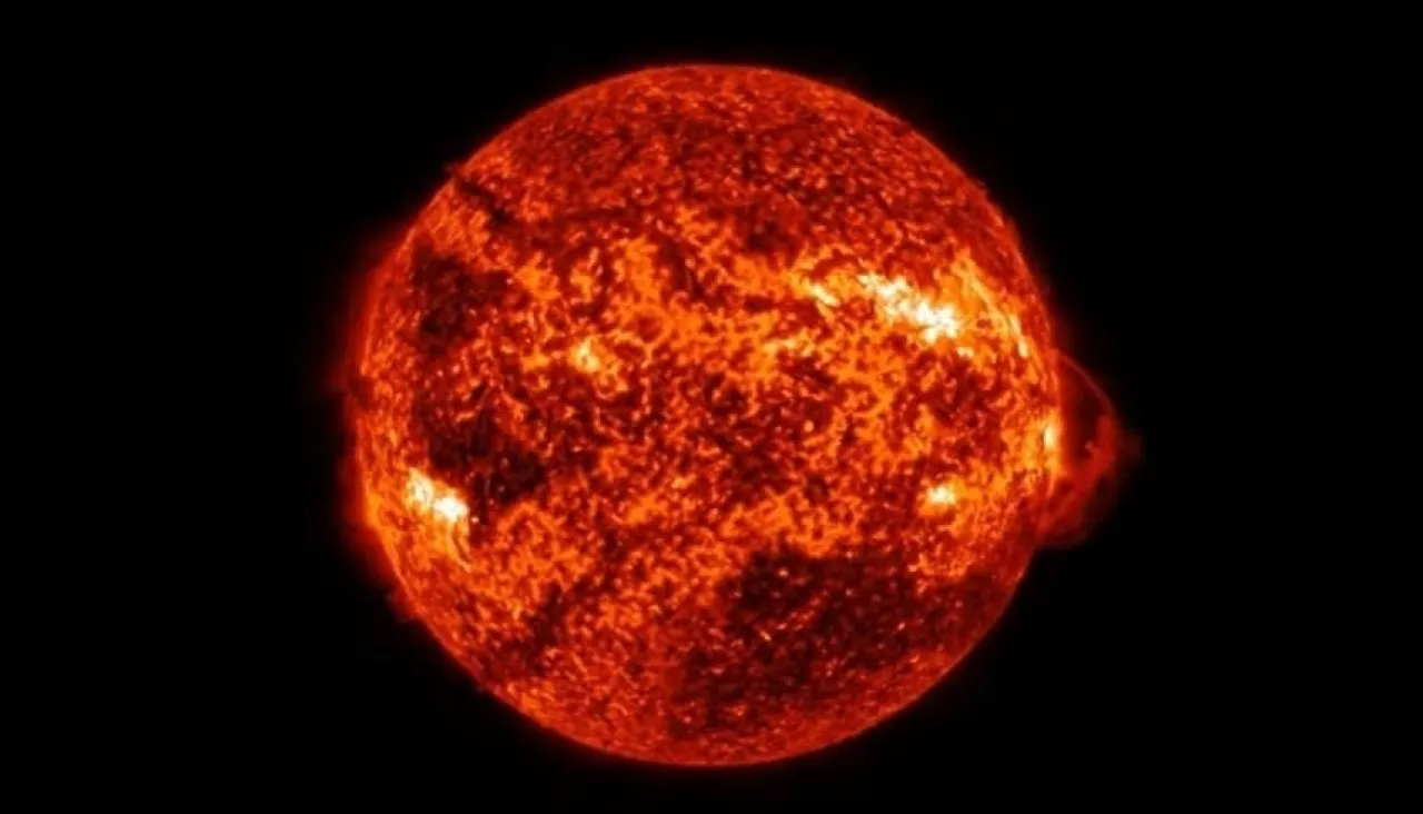 انفجار شمسي قوي يضرب المُحيط الهادئ ويؤثر على النشاط الملاحي