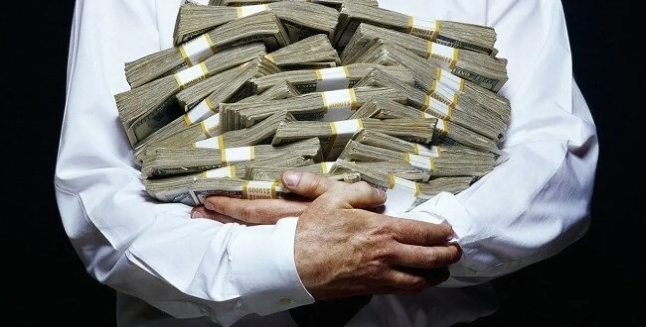 تسلم 330 ضعف راتبه عن طريق الخطأ فهرب دون أثر