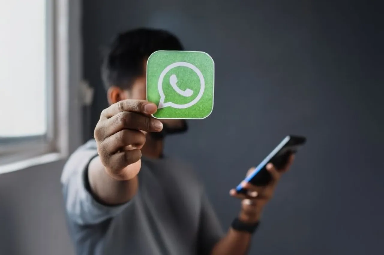 مساعد الذكاء الاصطناعي بواتساب يسرب رقم هاتف أحد المستخدمين