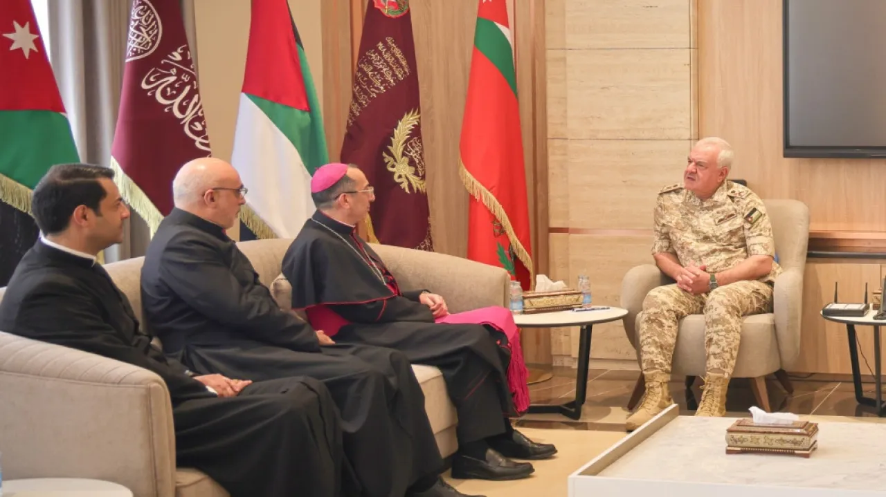 رئيس هيئة الأركان المشتركة يلتقي نائب البطريركي للاتين في الأردن