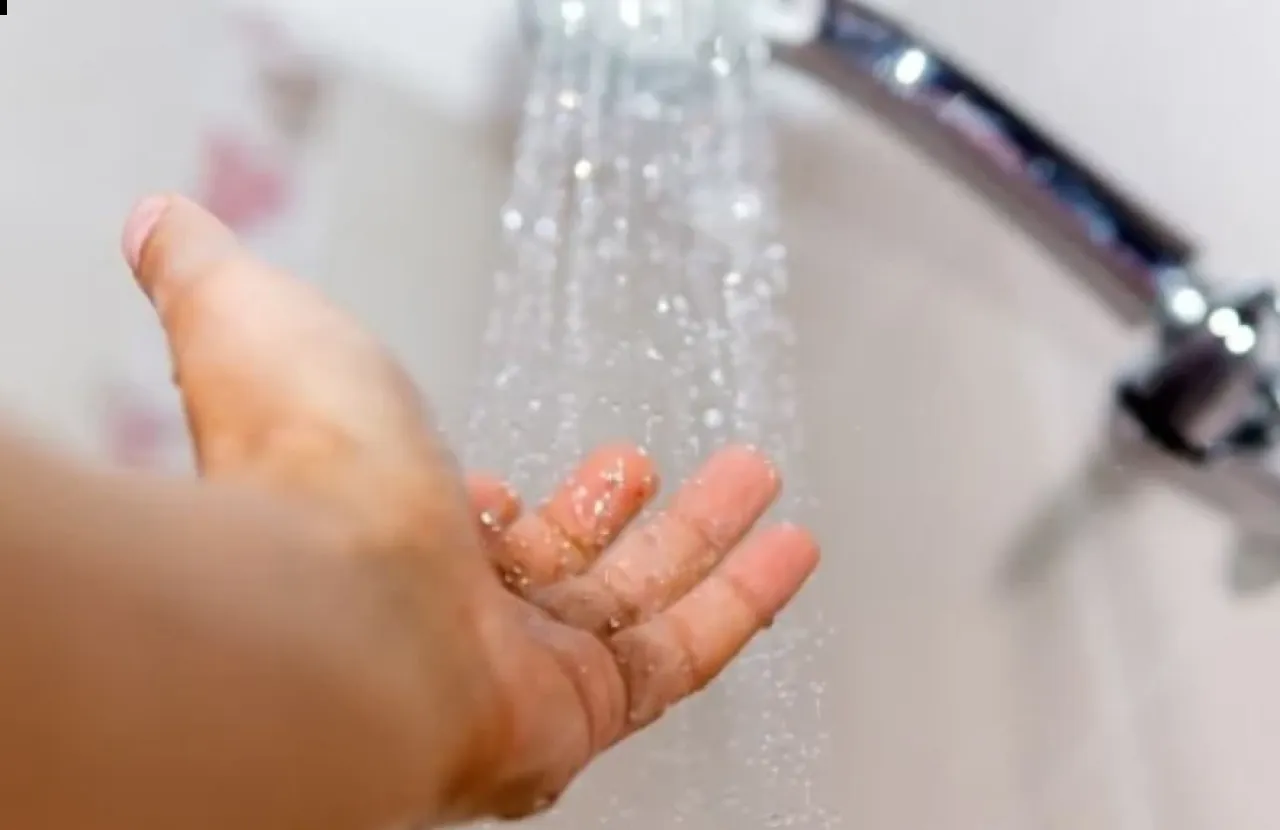 لا تستحم بالماء البارد في موجات الحر تحذير طبي من مضاعفات قاتلة