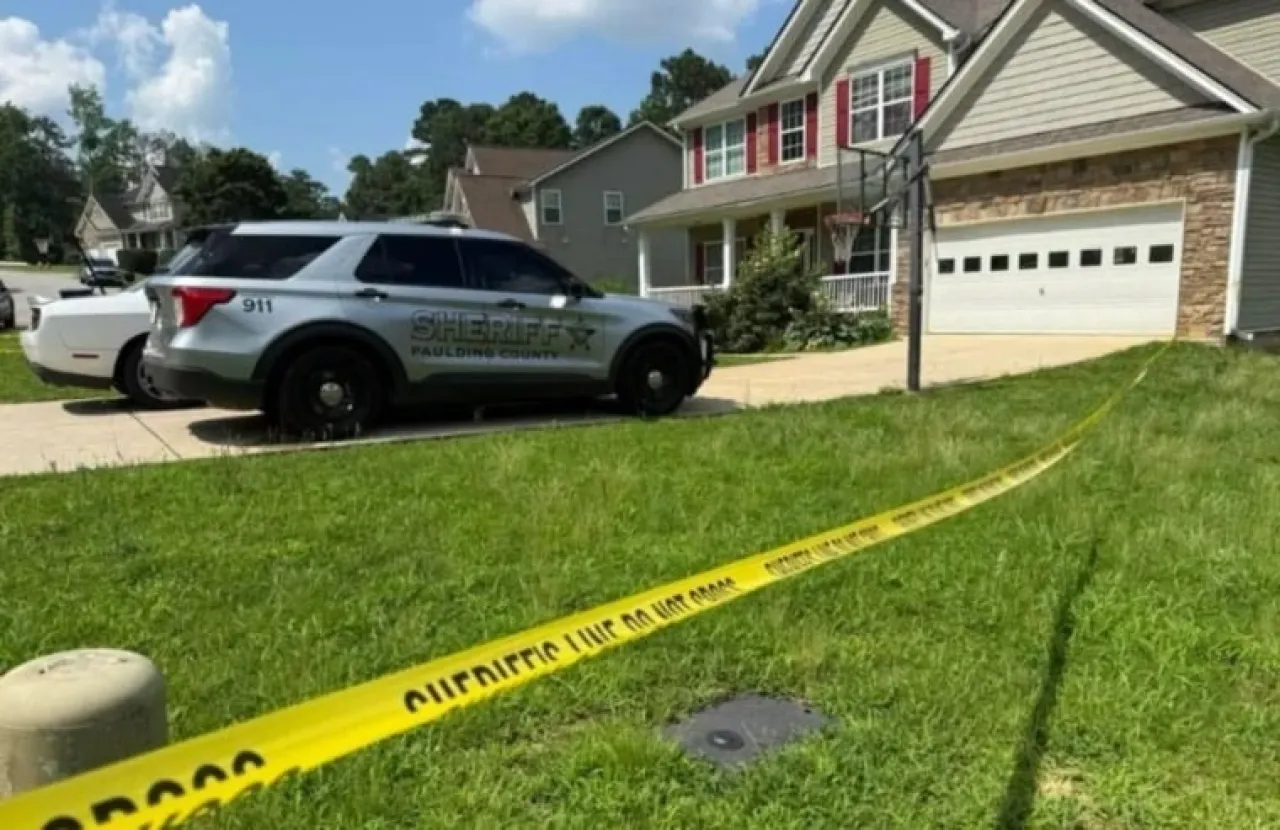 ظناً منه لعبة طفل يقتل شاباً بمسدس أثناء نوم العائلة