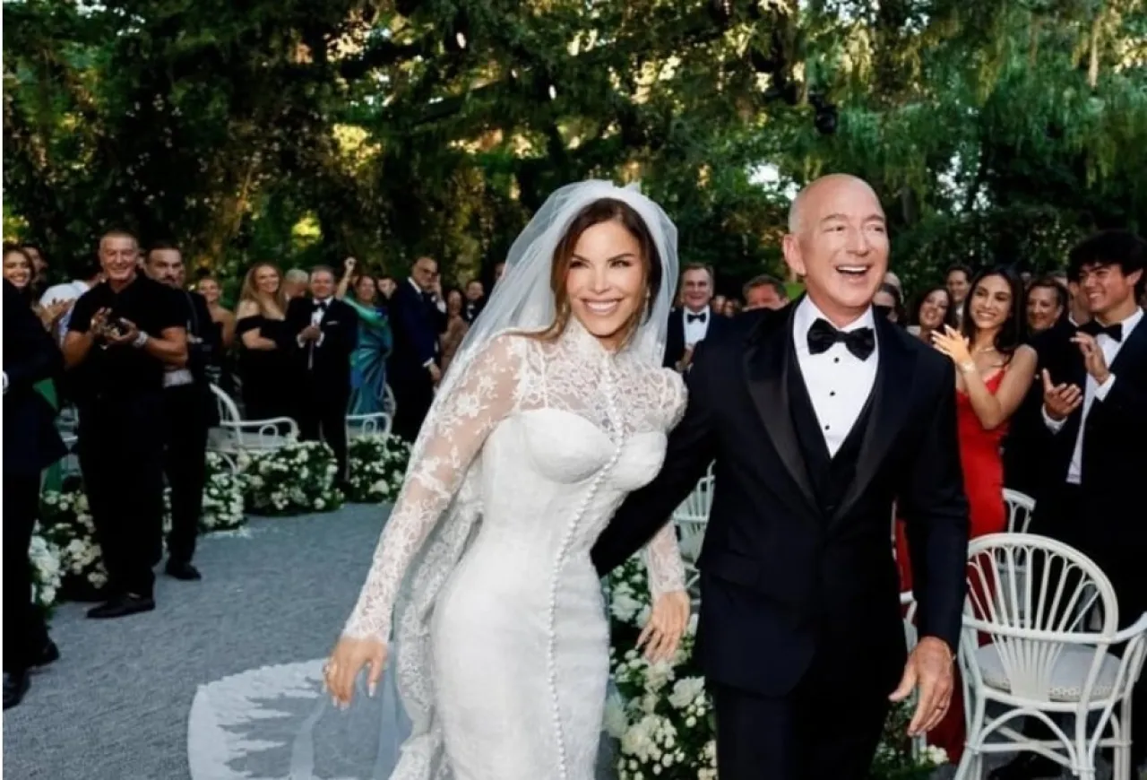 أول ظهور لجيف بيزوس ولورين سانشيز بعد الزفاف الفخم