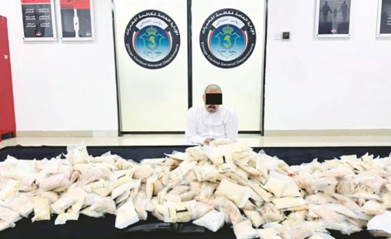 الكويت مداهمة منزل تاجر كبتاغون تكشف عن ازدواج جنسية