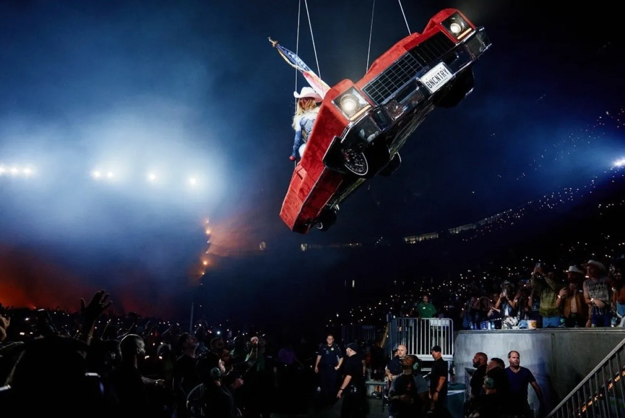 بالفيديو  نجاة بيونسيه من حادث مروع خلال حفل