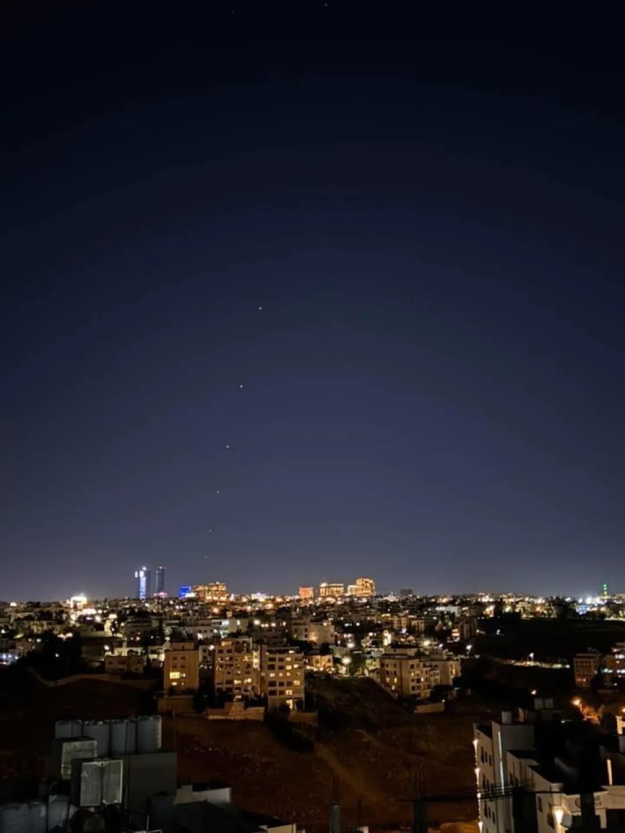 مشاهد توثق عبور سلسلة أجسام مضيئة في سماء الأردن