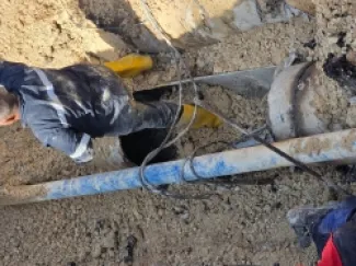 انفجار خط مياه بالقرب من المسلخ - صور