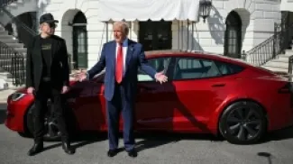 ترمب يفكر في التخلص من سيارته تيسلا