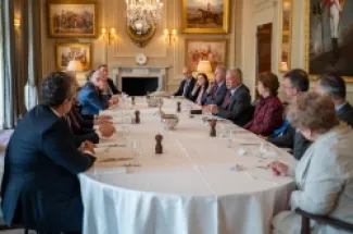 الملك يجتمع بمسؤولين بريطانيين حاليين وسابقين لبحث أبرز التطورات في الشرق الأوسط