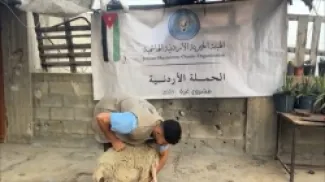 الحملة الأردنية والهيئة الخيرية الهاشمية توزعان لحوم أضاح على فلسطينيين في غزة